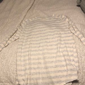 Free people long sleeve shirt! 70% Cotton, 23%Polyester. It’s a long shirt.